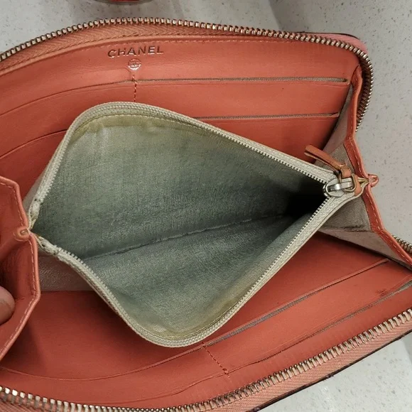 CHANEL shiny patent/quilted leather wallet - Picture 7 of 10